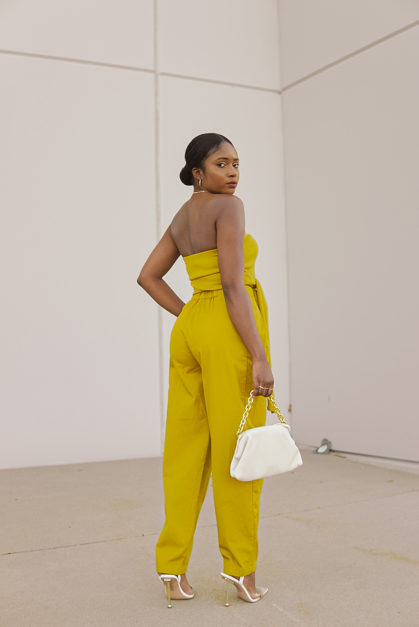 Monochrome Outfit Ideas for Fall Transitional Weather